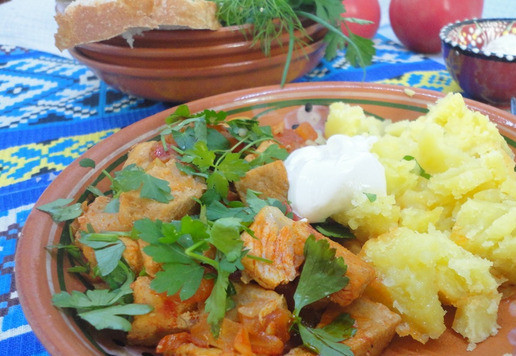 1. Этап. Пёркельт: Снять блюдо с огня, оставить на 15 минут. Подавать с картофелем, сметаной и обязательно со свежей зеленью петрушки. Это любимая зелень венгров.