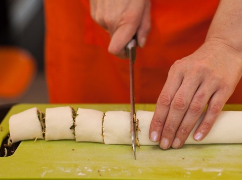 1. Этап. Слоеное тесто с фаршем: 3. Теперь эти кусочки выкладываем в форму для запекания. Отдельно смешаем до однородности молоко, яйца и специи, зальем этой смесью запеканку сверху. Запекаем 40 минут и посыпаем сыром.