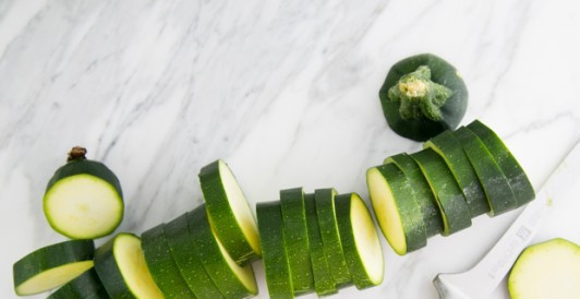 1. Этап. Кусочки кабачков в кляре: Кабачки порезать кружочками.