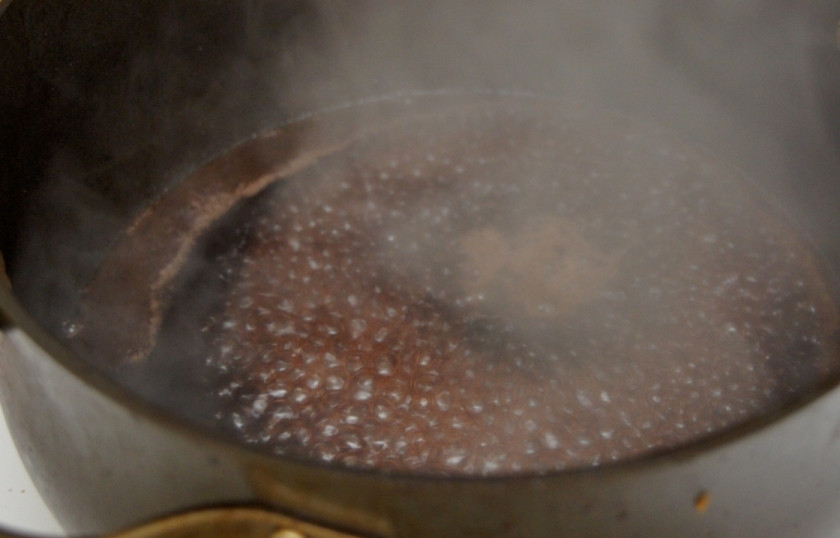 1. Этап. Стейк из говядины с грибным соусом: Выложите из сковороды чеснок и розмарин. Добавьте красного вина и варите, помешивая, пока вина не станет в почти два раза меньше. Процедите вино от лука и верните в сковороду. Доведите вино до кипения, варите около 5 минут. Выберите из сковороды говяжий стейк, добавьте в сковороду сливочное масло и грибы. Посолите, поперчите и тушите до полной готовности грибов.