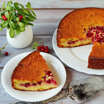 Творожный пирог с брусникой