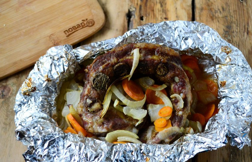 1. Этап. Свинина в специях: Духовку разогрейте до 180 градусов, пока она будет разогреваться, пусть мясо полежит и напитается специями. Запекайте мясо примерно 50-60 минут, а затем разверните фольгу и запеките еще 15-20 минут, чтобы мясо сверху подзолотилось.