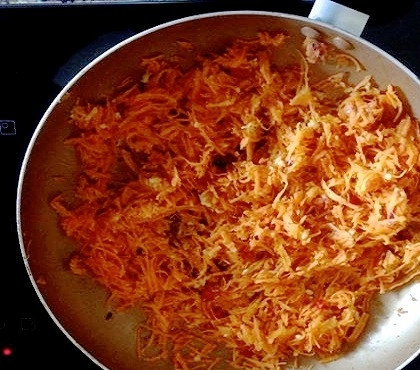 1. Этап. Морковные котлеты без яиц: 2. Разогрейте духовку до 220 градусов. Очистите лук, морковь, чеснок и имбирь. Выложите нарезанный кубиками лук на сковороду вместе с чесноком, обжарьте пару минут. Морковь натрите на терке и вместе с имбирем отправьте к луку. Жарьте на средне огне, периодически помешивая, до мягкости.