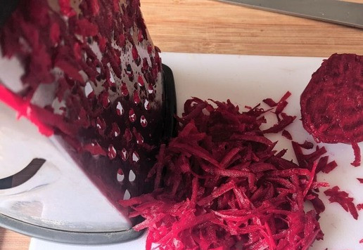 1. Этап. Шведские котлеты со свеклой из индейки: Свеклу чистим, натираем на средней тёрке.