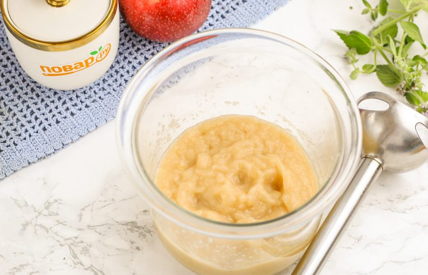 1. Этап. Пюре Лакомка: Отпюрируйте ее погружным блендером в однородную массу в течение 3-4 минут. Важно, чтобы в пюре не попадались кусочки яблок.