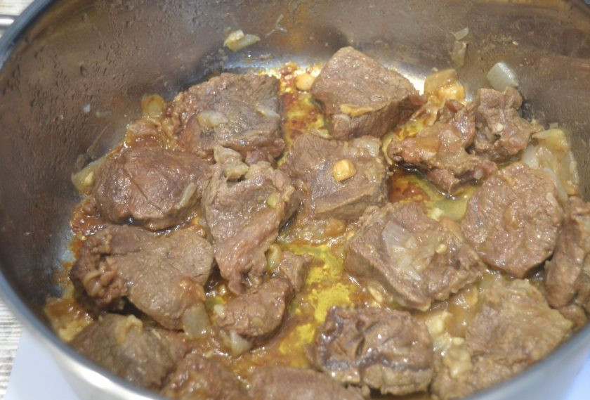 1. Этап. Говядина в перечном соусе: Когда говядина окончательно приготовится и станет мягкой, снимите её с огня.