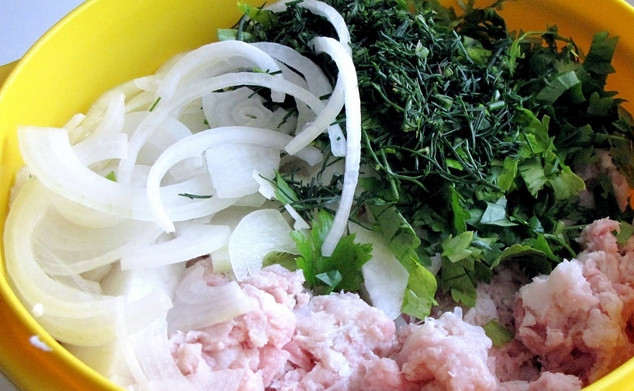 1. Этап. Мясной пирог на кефире: 2. Тесто пока поместим в морозилку. Тем временем сделаем начинку. При помощи комбайна измельчим мясо, лук, зелень, добавим также немного специй и сливки. Перемешаем.