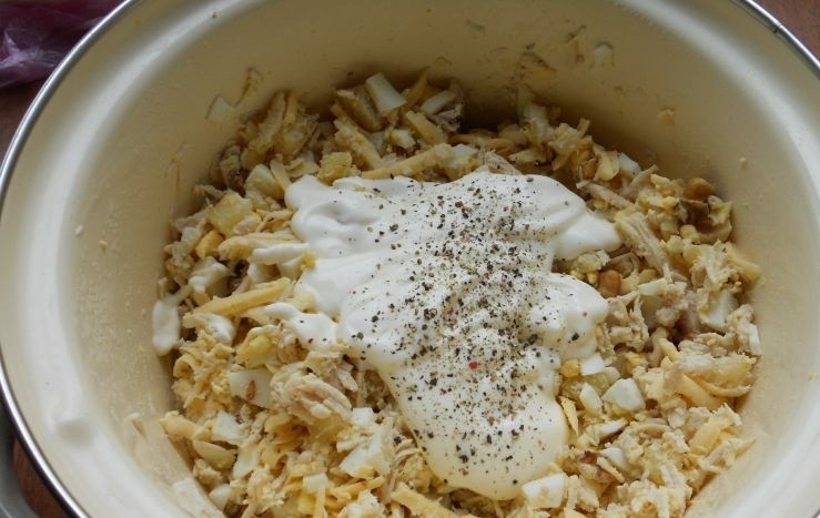 1. Этап. Салат с курицей и ананасами в тарталетках: 4. Добавляю по вкусу соль и черный молотый перец, кладу немного майонеза, хорошенько все перемешиваю.