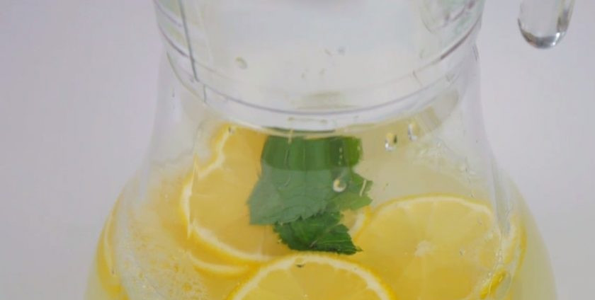 1. Этап. Летние освежающие напитки: 3. В кувшине соедините воду, сахарный сироп и свежевыжатый сок. Добавьте нарезанный лимон и листья мяты. Перемешайте и подайте со льдом.
