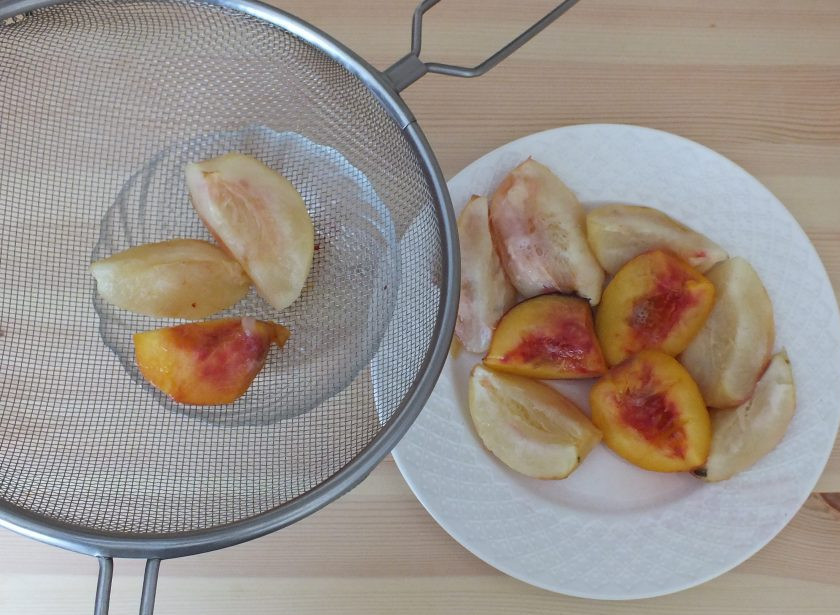 1. Этап. Зефир из персиков: Слегка охладите и протрите через сито.