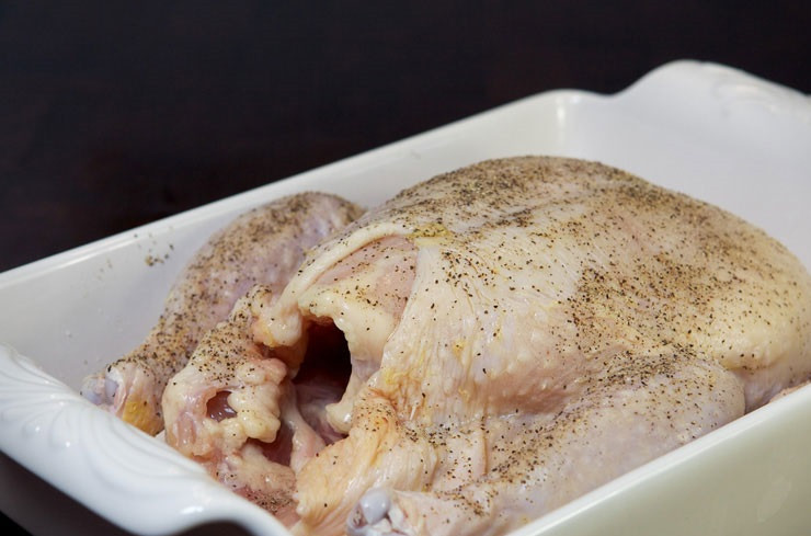 1. Этап. Курица под сладким соусом: 1. Птицу вымойте как следует и немного обсушите. Натрите со всех сторон и внутри смесью соли и перца. Выложите в подходящую по размеру жаропрочную форму или на противень.