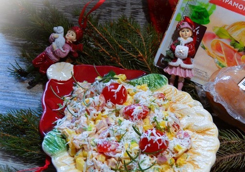 1. Этап. Салат Новогодняя ярмарка: Перемешать, переложить на блюдо. Имитируя ветки с игрушками под снегом, украсить розмарином, половинками помидора и белком яйца, натёртым на мелкой тёрке.