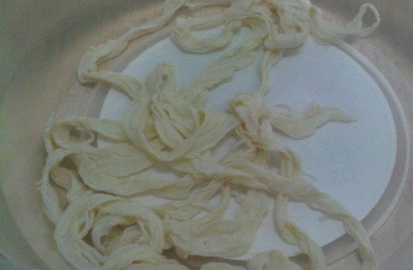 1. Этап. Купаты в аэрогриле: 1. Свинные черева тщательно вымойте в теплой воде. Не нужно промывать их в очень горячей или ледяной воде, т. к. это делает кишки хрупкими, отчего они будут лопаться в процессе жарки. После того, как помыли черева, оставьте их замоченными в теплой воде минут на 40.