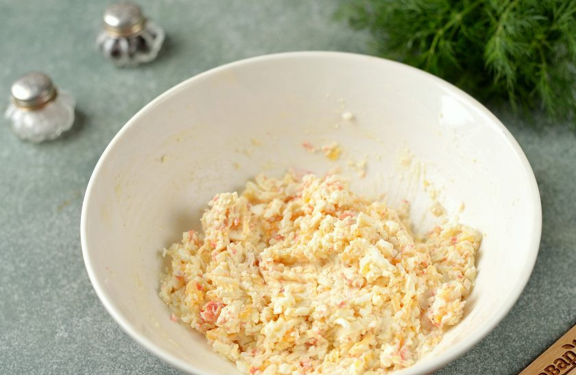 1. Этап. Новогодняя закуска Кролики на крекерах: Добавьте в миску майонез, соль и перец по вкусу, тщательно перемешайте массу. При желании можно добавить немного свежего чеснока для аромата.