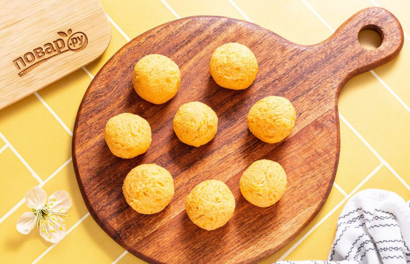 1. Этап. Конфеты из батата: Скатайте из получившейся массы шарики.