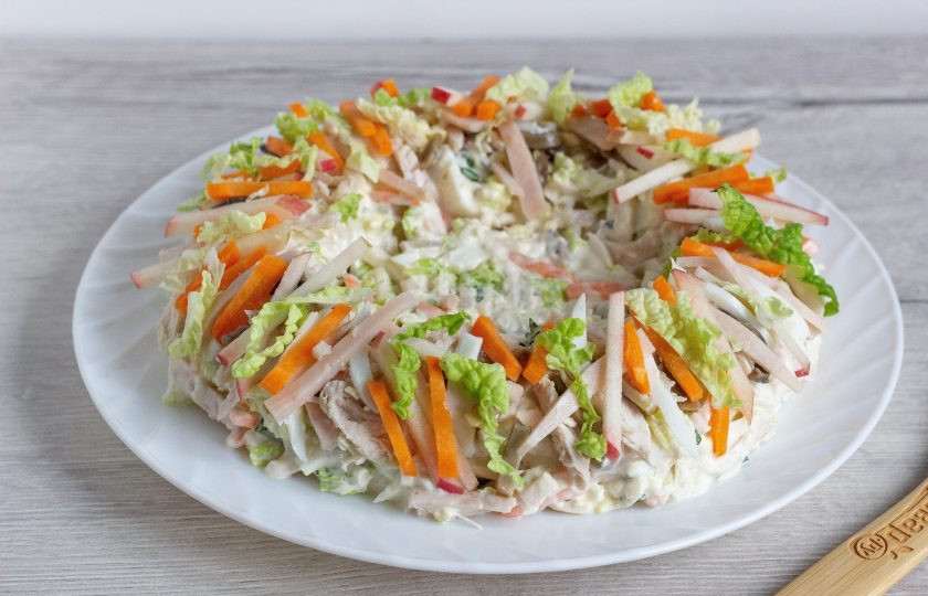 1. Этап. Салат Ласточкино гнездо: Выложите салат на блюдо в виде гнезда. Бортики немного выше середины. Украсьте бортики гнезда отложенными ингредиентами.