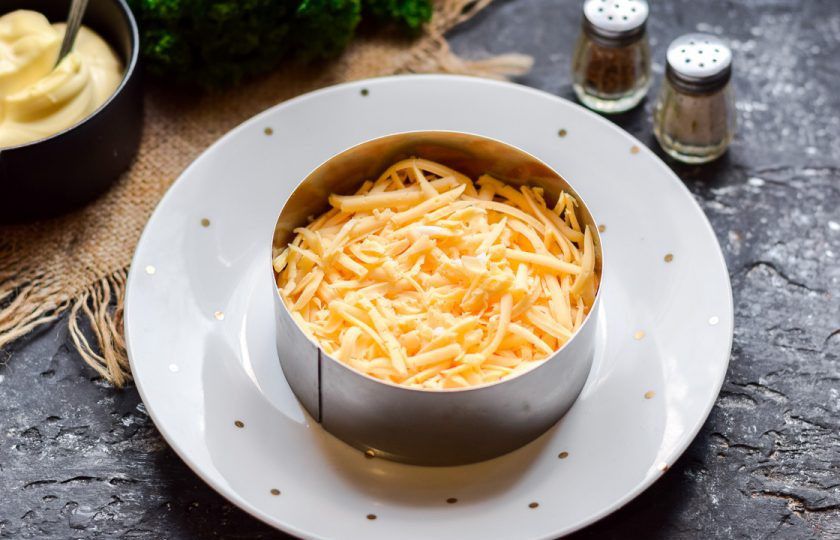 1. Этап. Салат Эгоист: Твердый сыр натрите средней стружкой, выложите поверх белков.