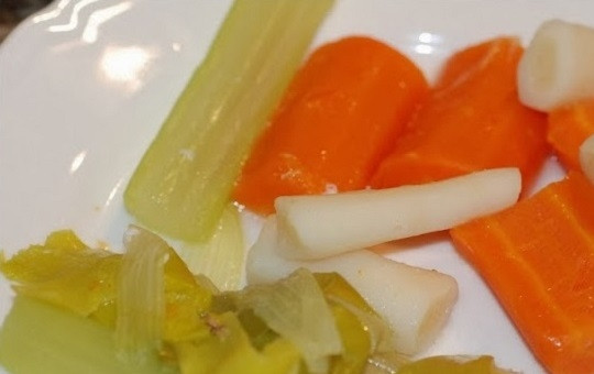 1. Этап. Уха со взбитым яйцом: Вынимаем из кастрюли овощи и измельчаем их вилкой, чтобы получились небольшие кусочки.