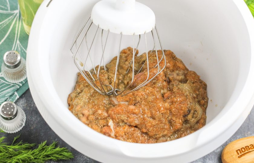 1. Этап. Взбитая икра карася: Затем переместите ее в чашу кухонного комбайна или миксера и начните взбивать на самой высокой скорости примерно 5-8 минут. За это время масса должна побелеть. Все пленки намотаются на венчик.