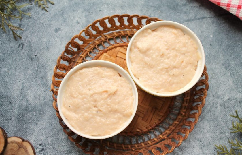 1. Этап. Суфле из кролика: Разложите фарш суфле по формочкам для выпечки.