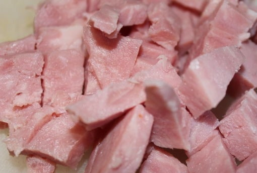 1. Этап. Брокколи в мультиварке Редмонд: 2. Порежьте ветчину небольшими кусочками.