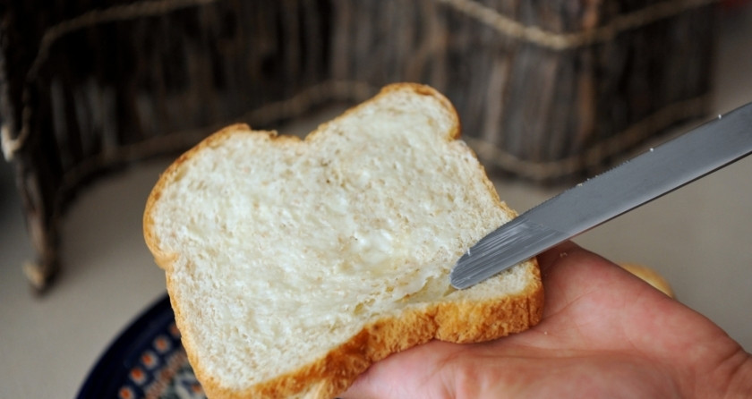 1. Этап. Бутерброд с яичницей: Сначала смажьте сливочным маслом ломтики хлеба.