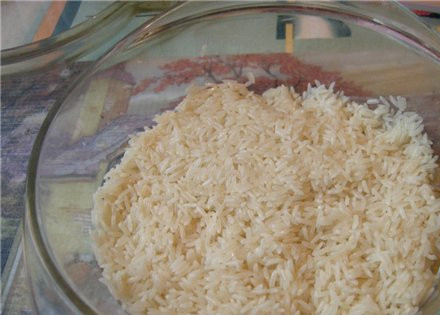 1. Этап. Курица с рисом в микроволновке: Замочите в холодной воде рис на 1 час.