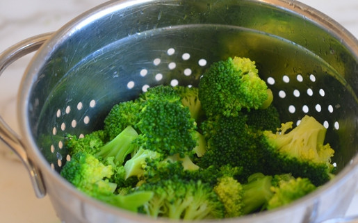 1. Этап. Овощи стир-фрай: 4. После откиньте на дуршлаг, опустите в ледяную воду и обсушите.