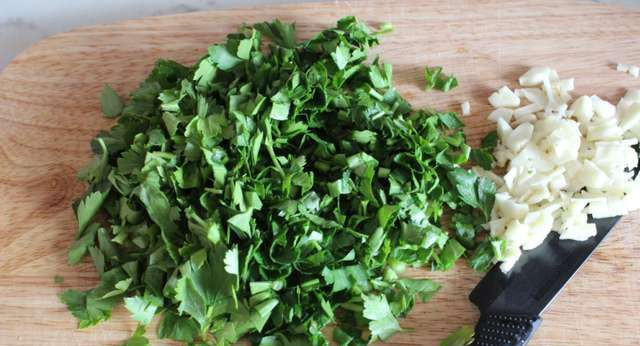 1. Этап. Отбивная по-криольски: 2. Измельчаем зелень и чеснок.