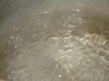 1. Этап. Завтрак Бенедикт: Наливаем в кастрюлю примерно полтора литра воды и доводим ее до кипения. Добавляем в воду 2 ложки уксуса и соль.