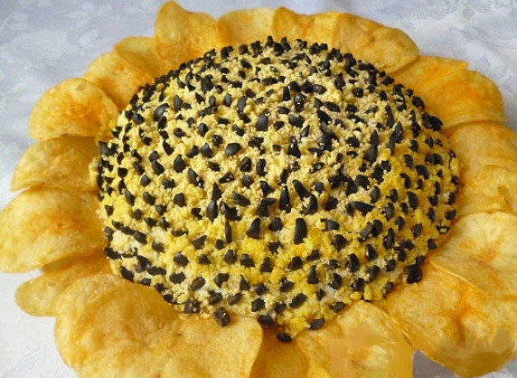 1. Этап. Рецепт салата Подсолнух с чипсами: 6. Чипсами украсим салатик по кругу, а оливки измельчим, сделаем из них 