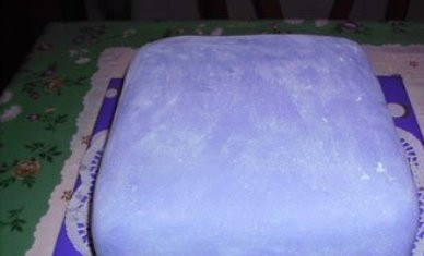 1. Этап. Торт Подарок: Раскатываем следующую часть мастики и покрываем либо весь торт, либо только бока.