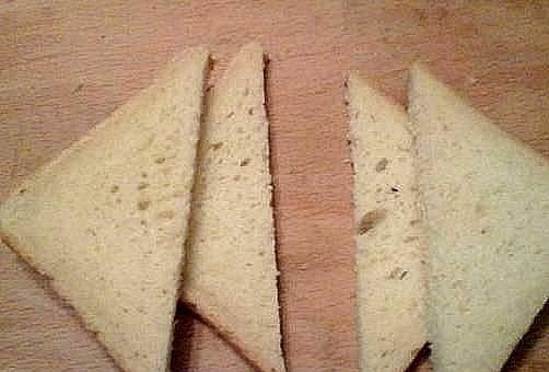 1. Этап. Крымская закуска Баркас: Хлеб для тостов нарезаем по диагонали и обжариваем на небольшом количестве растительного масла до золотистого цвета с обеих сторон.