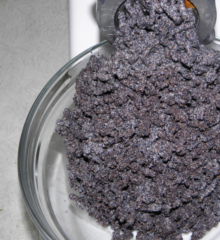 1. Этап. Блинчики с маком: 4. Пока блинчики жарились, мак успел разбухнуть. Перекручиваем его через мясорубку и добавляем варенье. Хорошо перемешиваем - наша начинка готова.