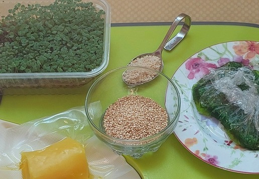 1. Этап. Салат с чукой, редисом и киноа: Ингредиенты салата. Чуку я покупаю большой пакет, делю на части и убираю в морозилку. Размораживаю по мере необходимости. Киноа светлая, темная или микс, это не принципиально. В зимнее время редис можно заменить дайконом. Кунжут светлый, он более доступный и привычный. Это основные ингредиенты. Дополнительно можно использовать такуан, микрозелень чиа. Такуан я покупаю на маркетплейсе, лишнее замораживаю порционно. Для проращивания чиа использую обычные пищевые смена. Чиа прорастает быстро, хоть на джутовом коврике, хоть на ткани или салфетке.