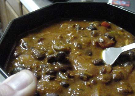 1. Этап. Вегетарианская черная фасоль Чили: Добавляем ещё немного специй (по вкусу), снимаем фасоль с огня и выжимаем немного лимонного сока. Выкладываем блюдо на тарелки и украшаем листочками кинзы. Приятного аппетита!