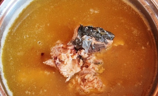 1. Этап. Рыбный суп из сайры: 5. Выложите в кастрюлю и варите еще буквально пару минут.