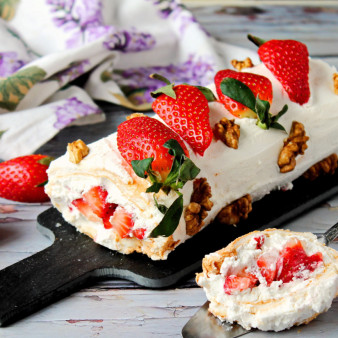 Меренговый рулет с клубникой