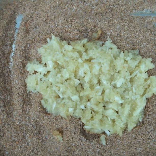 1. Этап. Сванская соль: Смешиваем все ингредиенты, кроме чеснока. В получившуюся смесь специй добавляем измельченный чеснок.