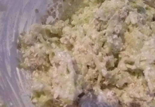 1. Этап. Оладьи кабачковые с творогом: Добавить яйцо, творог, разрыхлитель теста и овсянку. Перемешать и дать постоять 10 минут.