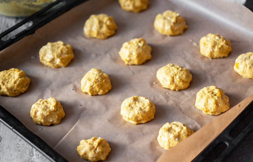 1. Этап. Творожно-тыквенное печенье: Печенье из такого теста можно формировать в форме шариков увлажненными руками или можно заполнить тыквенным тестом кондитерский мешок с насадкой или без и отсадить на противень, застеленный пергаментом для выпекания. Печенье выпекайте в уже разогретой до 180 градусов духовке в течение 20-25 минут.