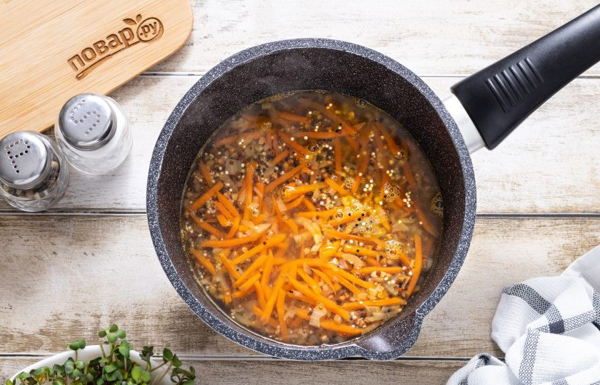 1. Этап. Гречка с киноа: Влейте воду. Доведите до кипения. Посолите и поперчите. Накройте крышкой и варите на небольшом огне около 20 минут, пока вода полностью не впитается в крупу.