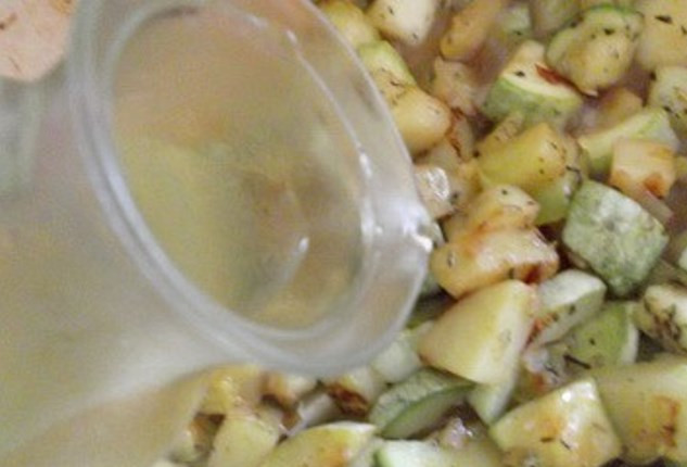 1. Этап. Суп из кабачков с грибами: Залейте овощной бульон (за неимением овощного можно использовать куриный, или просто кипяченую воду).