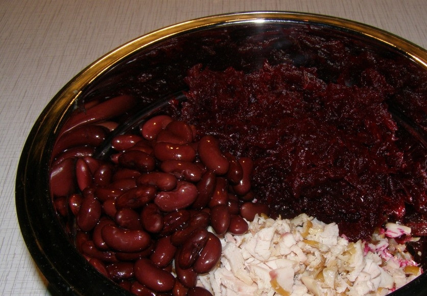 1. Этап. Салат с курицей и красной фасолью: Откройте банку с красной консервированной фасолью, слейте из нее всю лишнюю жидкость. Фасоль переложите в миску к курице и отварной свекле.