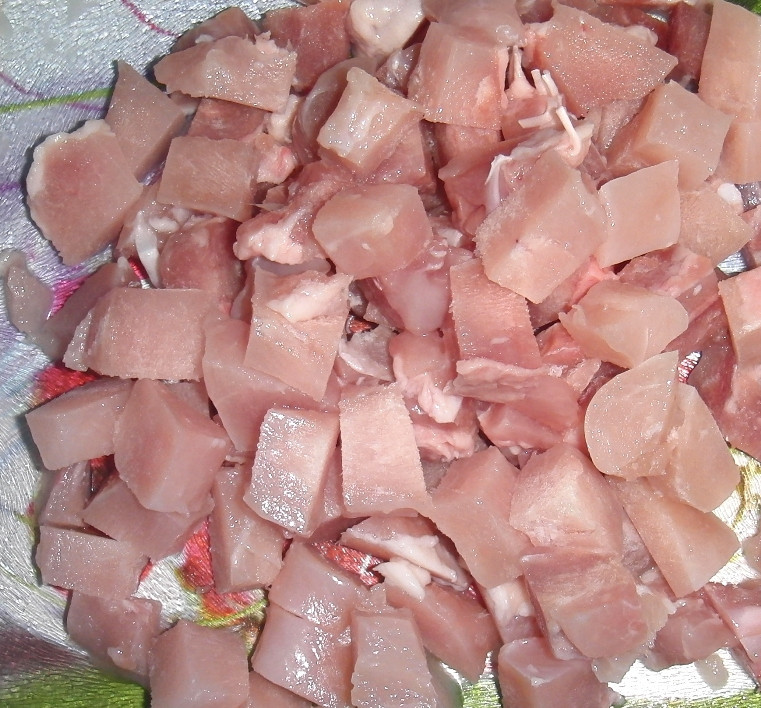 1. Этап. Куриное рагу в тыкве: Куриное филе нарезаем на кусочки.