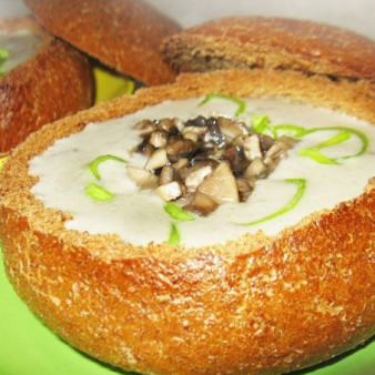 Литовский грибной суп в хлебе