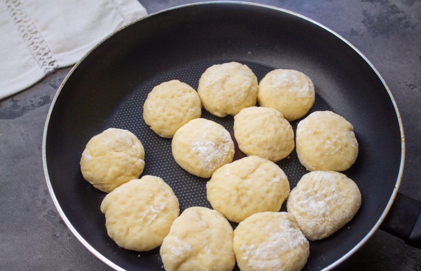 1. Этап. Печенье на сметане в сковороде: Переложите заготовки в сухую раскаленную сковороду и готовьте при небольшом нагреве несколько минут.