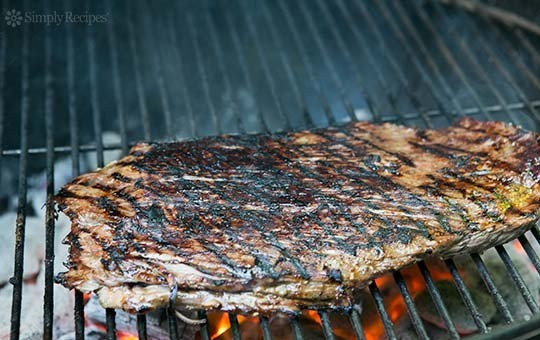 1. Этап. Фланк стейк на гриле: 3. Первые 5 минут жарьте на хорошо разогретых углях с двух сторон. После сместите в сторону, где жара чуть меньше и жарьте еще минут 5.