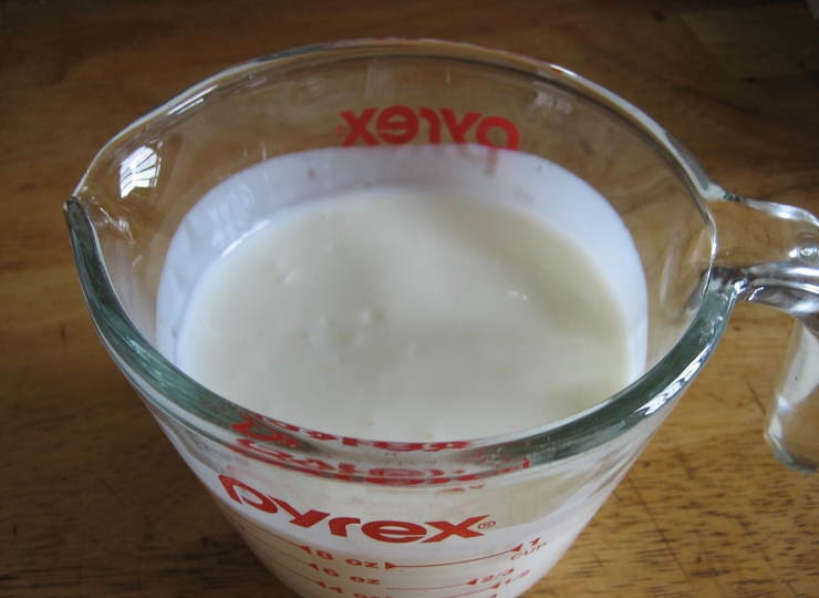 1. Этап. Мясо по-южному: 5. Самое время заняться соусом. Для этого необходимо развести муку в небольшом количестве бульона и соединить с пахтой. Когда лук и чеснок хорошо поджарятся, добавить на сковороду соус и уваривать до загустения около 15 минут.