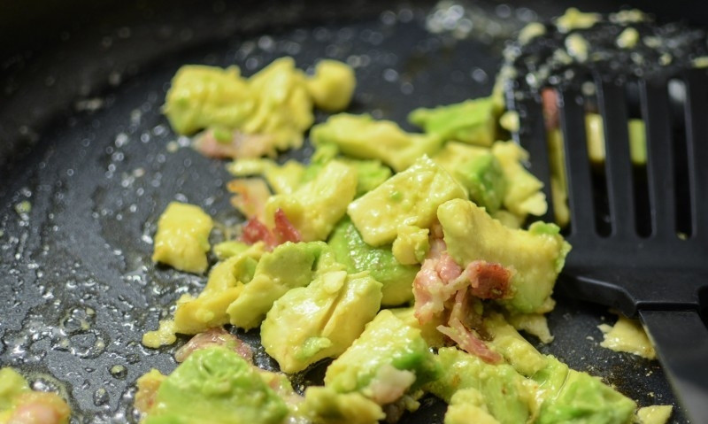 1. Этап. Яичница с авокадо: Бекон поджарить, добавить авокадо и жарить еще 1-2 минуты.